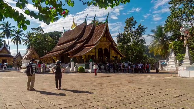 4K延时:老挝琅勃拉邦的香通寺。视频素材