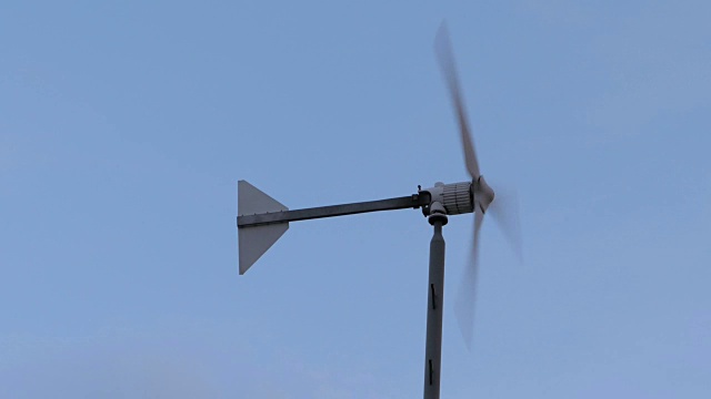 小型风力发电厂的风车、涡轮、发电机视频下载