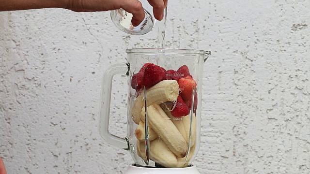香蕉和草莓是一种健康的鸡尾酒。新鲜水果奶昔视频素材