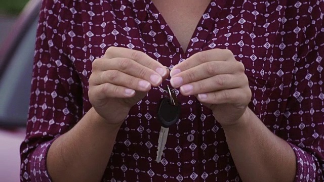 一个女孩手里拿着一把新车上的钥匙视频素材