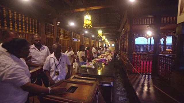 斯里兰卡康提佛牙寺，人们在佛龛前祈祷视频素材