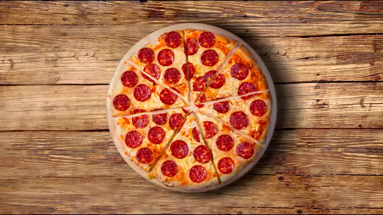 意大利辣香肠披萨的背景视频。镜头。视频下载
