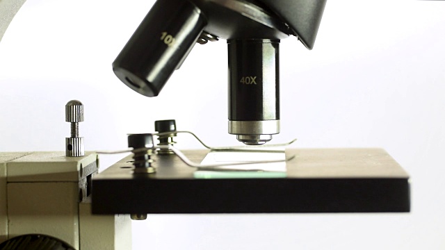 显微镜台向上移动，直到接触到显微镜镜头视频下载