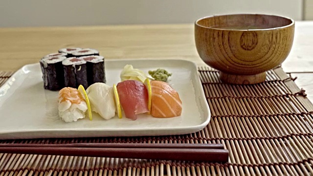 美味的寿司配酱汤和筷子视频素材