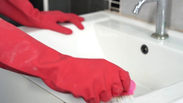 用刷子手工清洁浴室的水槽视频下载