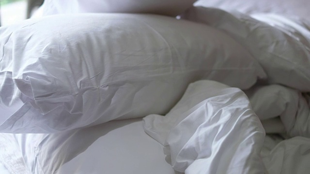 卧室里的床上靠近折痕的白色毯子视频下载