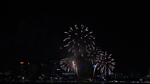 在芭堤雅的夜晚，烟花照亮了整个城市。节日及庆典背景视频素材