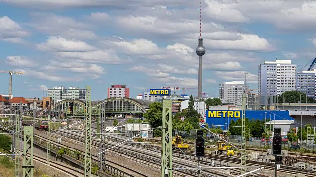 以亚历山大广场为背景的柏林铁路的时间流逝视频素材