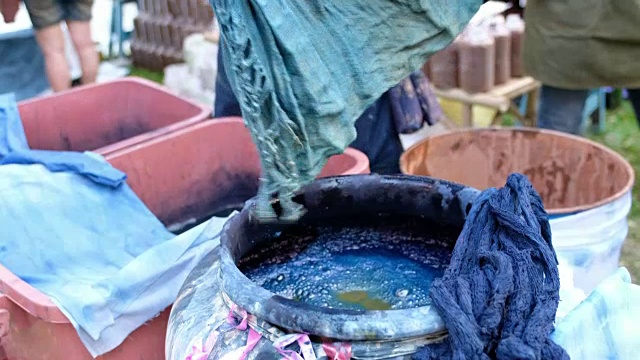 近距离观察人们在做泥靛蓝染色棉手工在泰国。视频下载