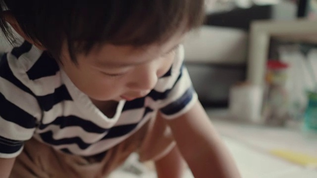 亚洲小男孩在家里玩玩具视频素材