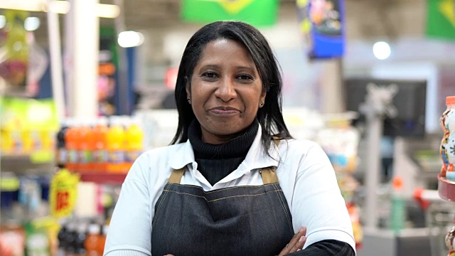 一个微笑的超市卖家的肖像视频下载