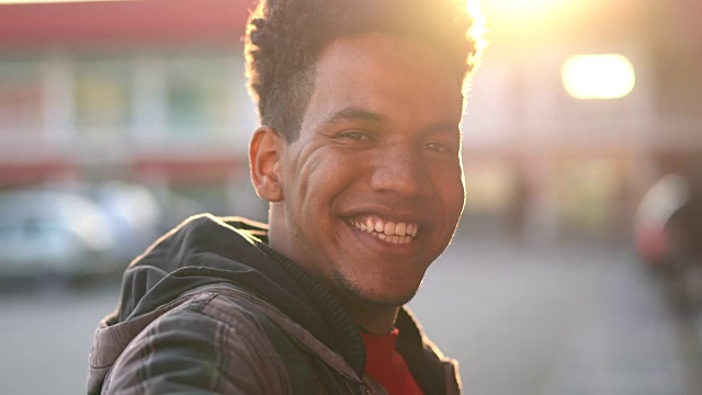 快乐的非洲民族青年男子肖像视频素材