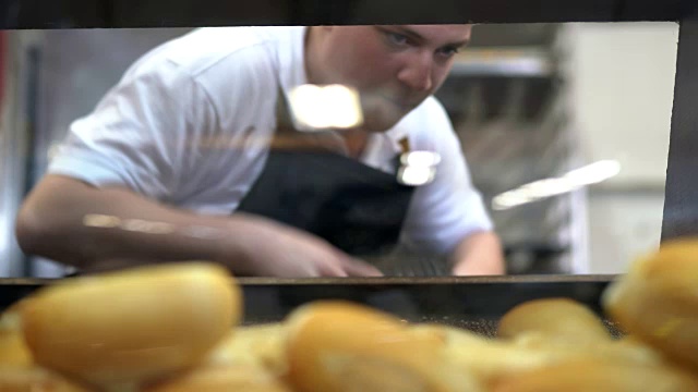 面包师在面包房采摘新鲜面包视频下载