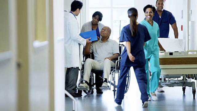 在医院坐轮椅的非裔美国残疾人视频素材