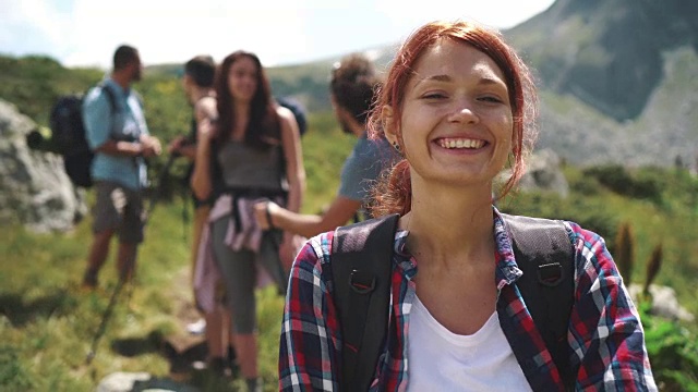 微笑的年轻背包客在高山上视频下载