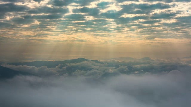 阳光和雾滚滚流过群山视频素材