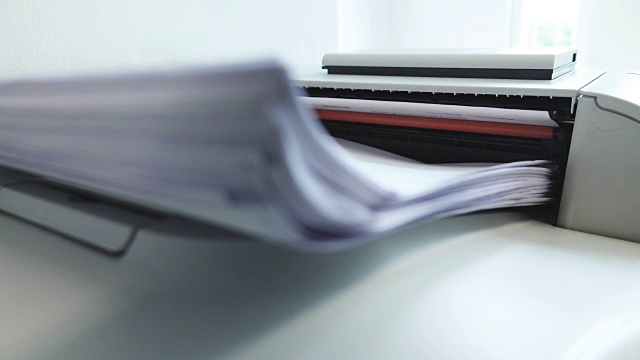 4k:办公室打印纸时使用打印机。视频素材