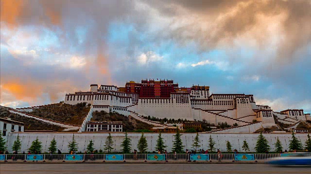中国西藏布达拉宫，4K延时电影日落配红绿灯视频下载