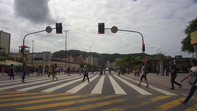 巴西弗洛里亚诺波利斯市中心的人行横道。视频下载