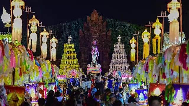 4k，时间，Phra Nang Chamthewi雕像，兰邦，泰国- 2017年5月10日:五彩缤纷的数千灯笼之夜，兰邦灯节。视频下载