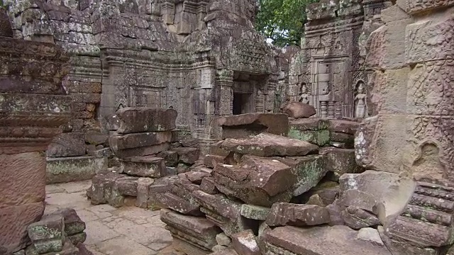 近距离观察:散落在地上的巨石形成了一条通往腐朽庙宇的道路。视频素材
