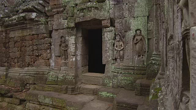 近距离观察:美丽华丽的石头入口，通向一个正在褪色的空空的佛教寺庙。视频素材