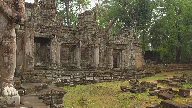 近距离观察:古老的佛寺建筑群在安静的绿色森林中腐朽。视频素材