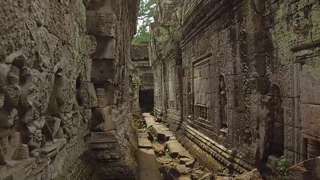 走在两座美丽腐朽的佛寺之间的狭窄小路上。视频素材