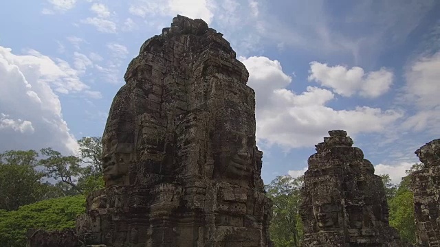壮观的古代纪念碑两侧的面孔在热带自然中褪色。视频素材