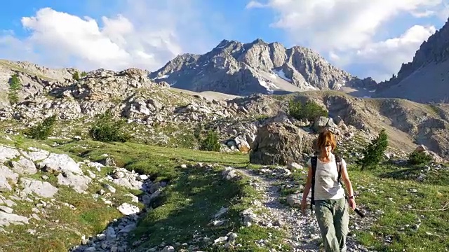 背包女徒步旅行在白云石，意大利，阿尔卑斯山视频下载