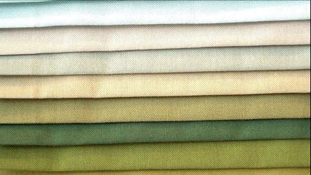 近距离的装饰纺织材料不同色调的蓝色，白色和绿色视频下载