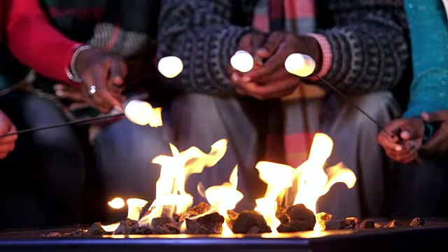 非裔美国家庭在火上烤棉花糖视频下载