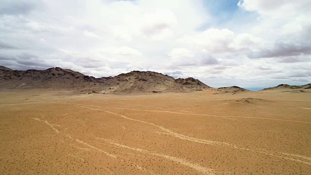 戈壁谷地的沙漠沙运动。视频下载