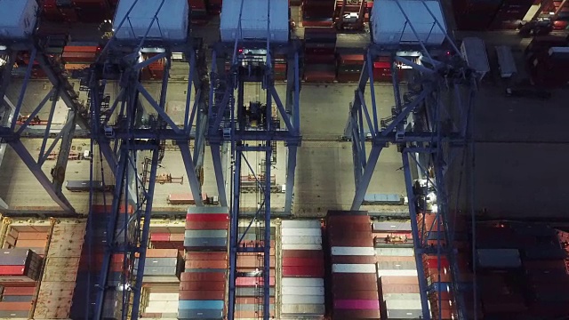 鸟瞰图工业港口与集装箱船在夜间视频素材