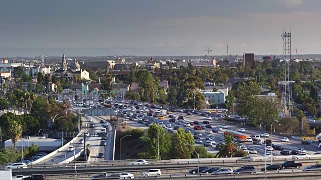 上升无人机拍摄于洛杉矶市中心10/110交汇处视频素材