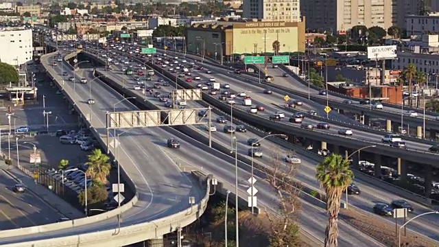 洛杉矶晚间交通-无人机拍摄视频素材
