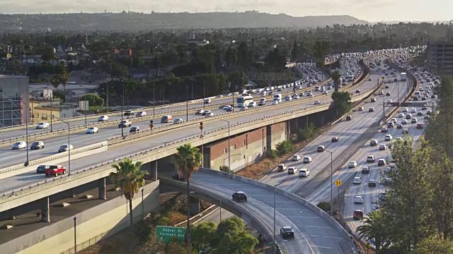 正在上升的无人机拍摄的洛杉矶市中心10/110交汇处的繁忙交通视频素材