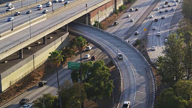 洛杉矶市中心10/110交汇处交通繁忙-无人机向上倾斜拍摄视频素材