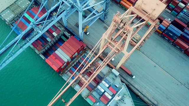 鸟瞰图工业港口与集装箱船在夜间视频素材