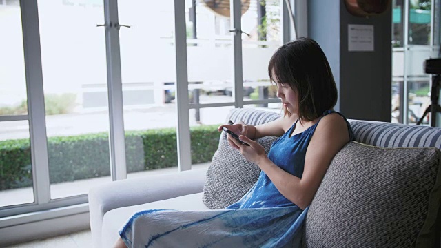 亚洲女人在用智能手机视频素材