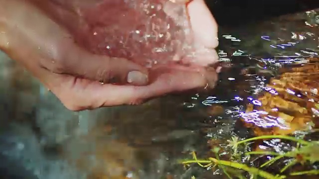 水从手中流过视频素材