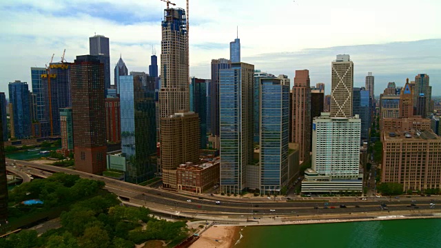 慢镜头空中pan横跨芝加哥的天际线和交通视频素材