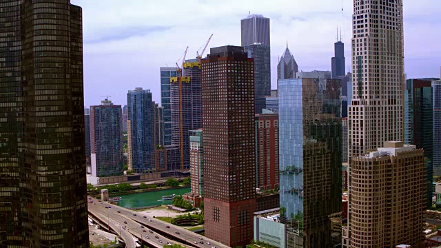 在芝加哥天际线的建筑物之间缓慢的空中平移视频素材