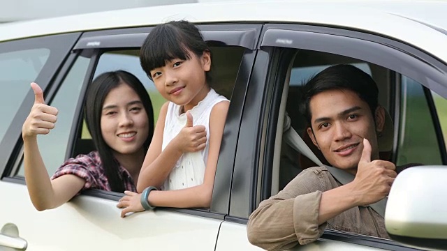 男人和亚洲家庭坐在车里享受公路旅行和暑期露营车视频素材