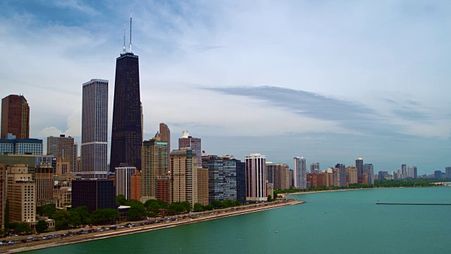 宽空中拍摄的密歇根湖和芝加哥的天际线视频素材