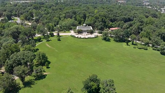 鸟瞰图显示的大厦在德鲁伊山公园在马里兰州巴尔的摩市视频素材