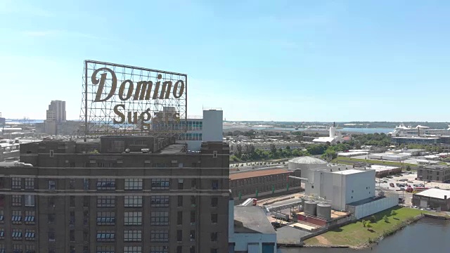 在马里兰州巴尔的摩港的多米诺糖标志的鸟瞰图视频素材