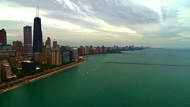 宽阔的空中拍摄的密歇根湖和芝加哥的天际线视频素材
