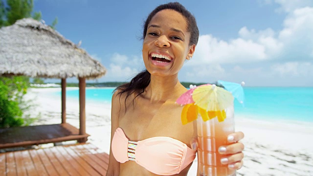 非裔美国女孩在海滩上享受派对鸡尾酒视频素材
