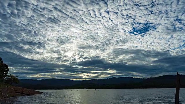 美丽的戏剧性的天空在日出的山和湖，时间流逝视频视频素材